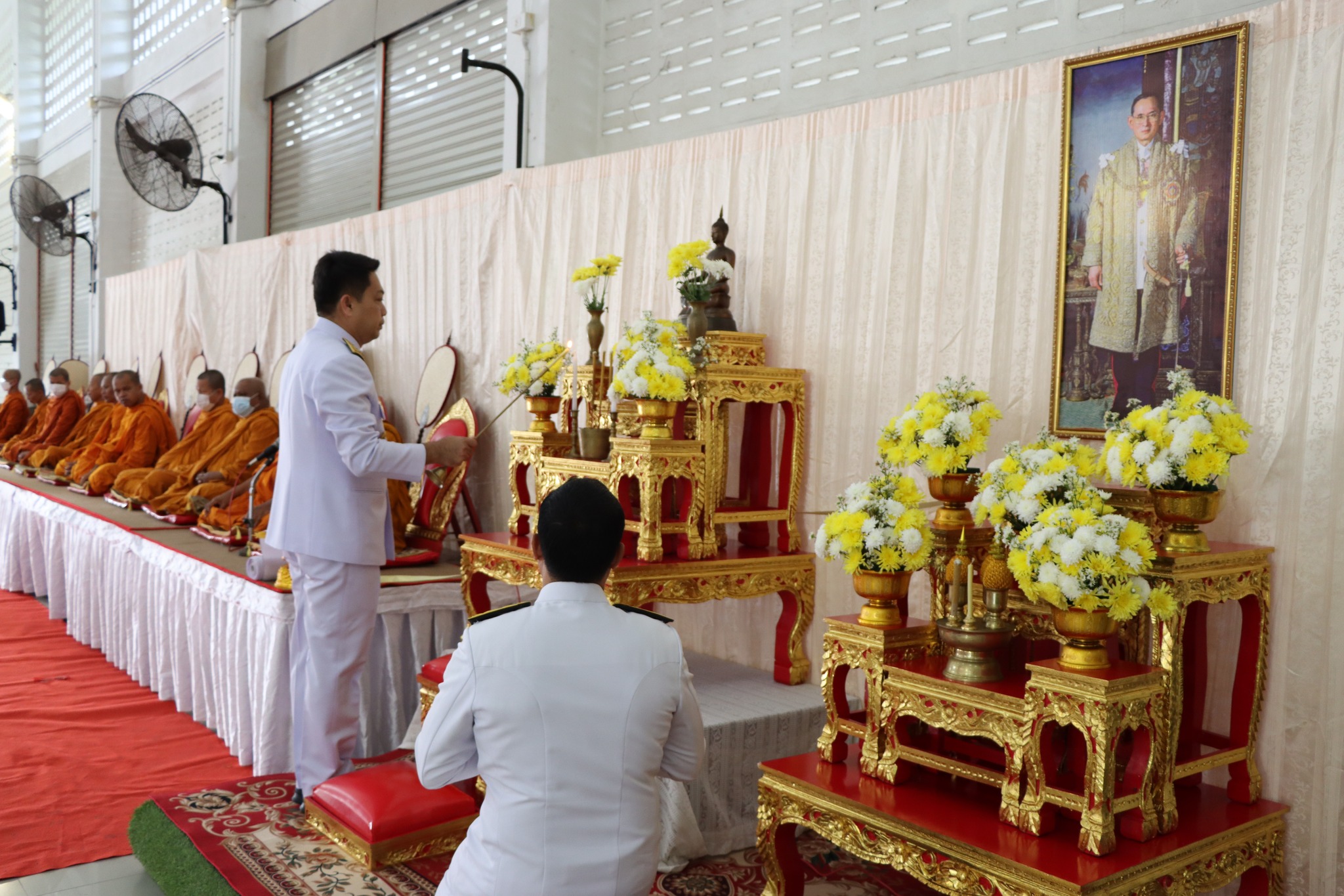 ร่วมพิธีทำบุญตักบาตร พิธีวางพานพุ่มดอกไม้ถวายเครื่องราชสักการะ หน้าพระบรมฉายาลักษณ์ พระบาทสมเด็จพระบรมชนกาธิเบศร มหาภูมิพลอดุลยเดชมหาราช บรมนาถบพิตร