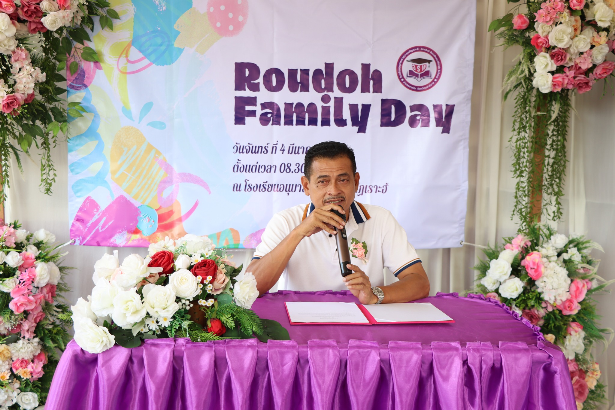 ประธานในพิธีเปิดกิจกรรม "Roudoh Family Day" และวันเด็กดีของอัลลอฮ์ โดยมีคณะผู้บริหารและสมาชิกสภาเทศบาลเมืองตากใบ