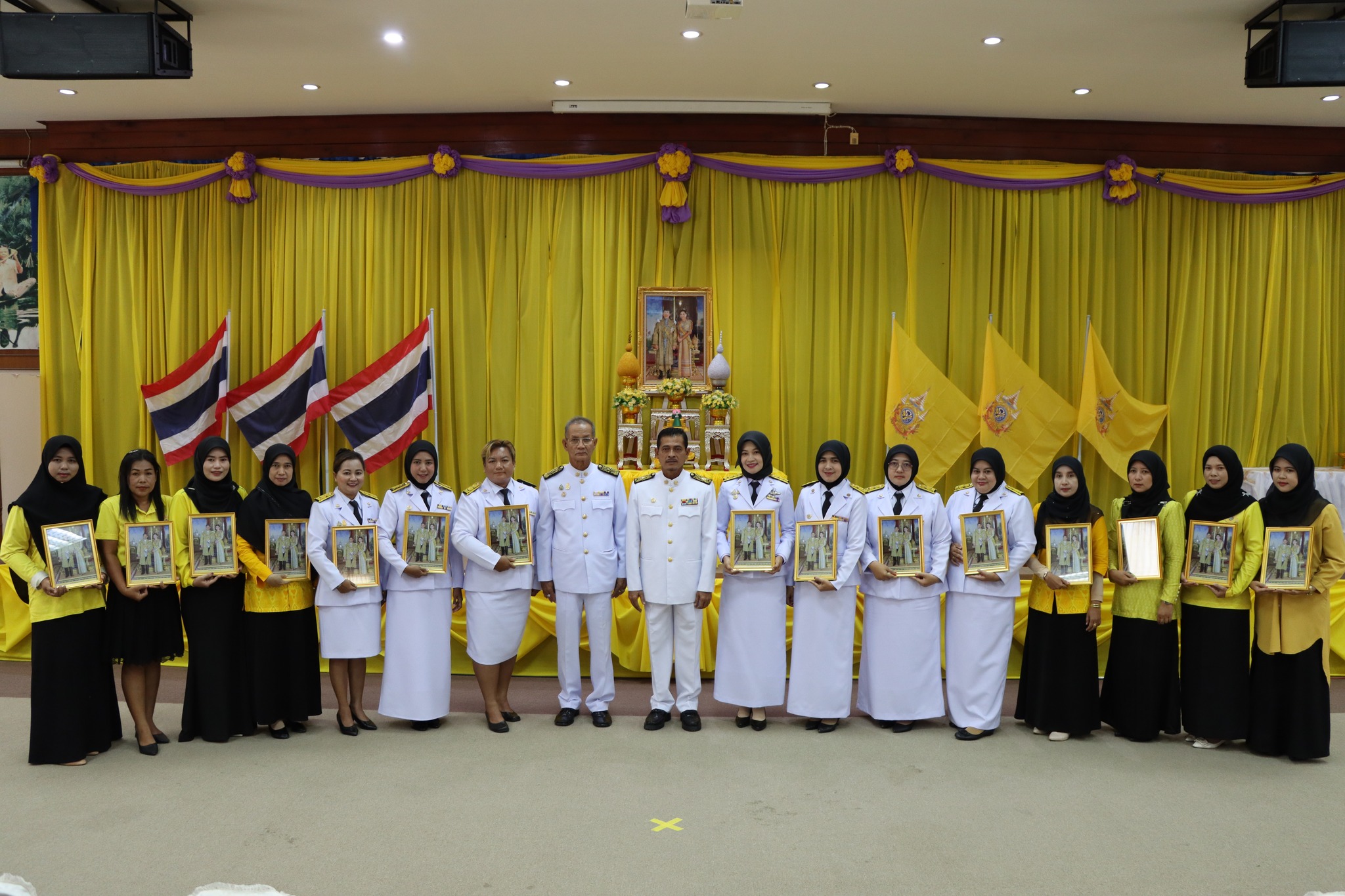 พิธีรับพระราชทานพระบรมฉายาลักษณ์ พระบาทสมเด็จพระเจ้าอยู่หัวที่ ฉายกับสมเด็จพระนางเจ้าฯพระบรมราชินี ณ ห้องประชุมตาบา อาคารเฉลิมพระเกียรติ 84 พรรษา