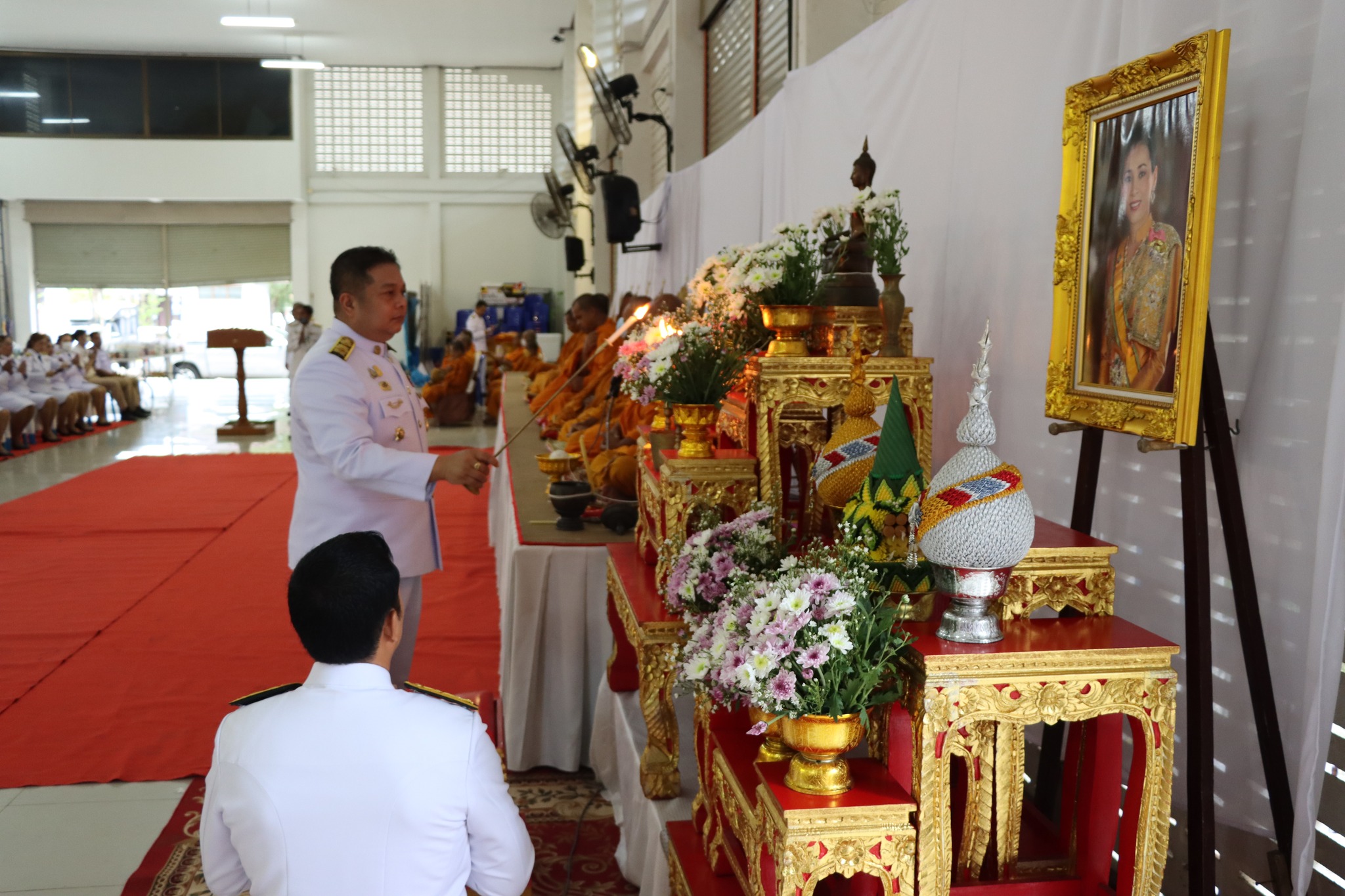 ร่วมพิธีทำบุญตักบาตร ข้าวสาร อาหารแห้งแด่พระภิกษุสงฆ์ ถวายพระราชกุศล เนื่องในโอกาสเฉลิมพระชนมพรรษาสมเด็จพระนางเจ้าสุทิดา พัชรสุธาพิมลลักษณ พระบรมราชินี