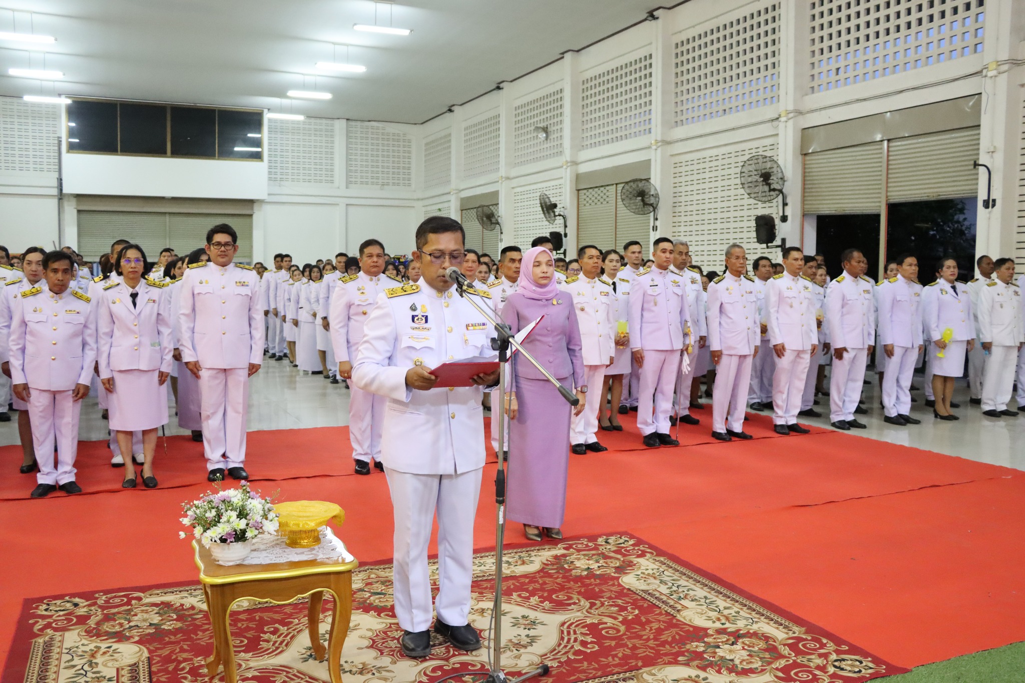 ร่วมพิธีวางพานพุ่มและจุดเทียนถวายพระพรชัยมงคล ถวายความเคารพเบื้ยงหน้าพระฉายาลักษณ์สมเด็จพระนางเจ้าฯ พระบรมราชินี เนื่องในโอกาสเฉลิมพระชนมพรรษาสมเด็จพระนางเจ้าสุทิดา พัชรสุธาพิมลลักษณ พระบรมราชินี