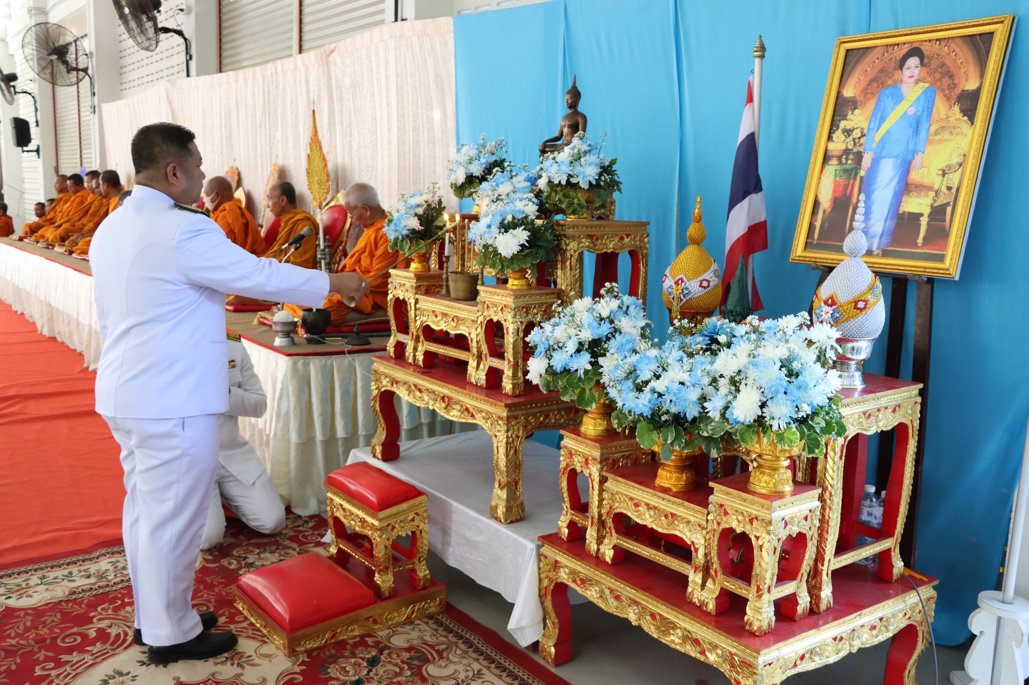 พิธีทำบุญตักบาตร ข้าวสาร อาหารแห้งแด่พระภิกษุสงฆ์ ถวายพระราชกุศล