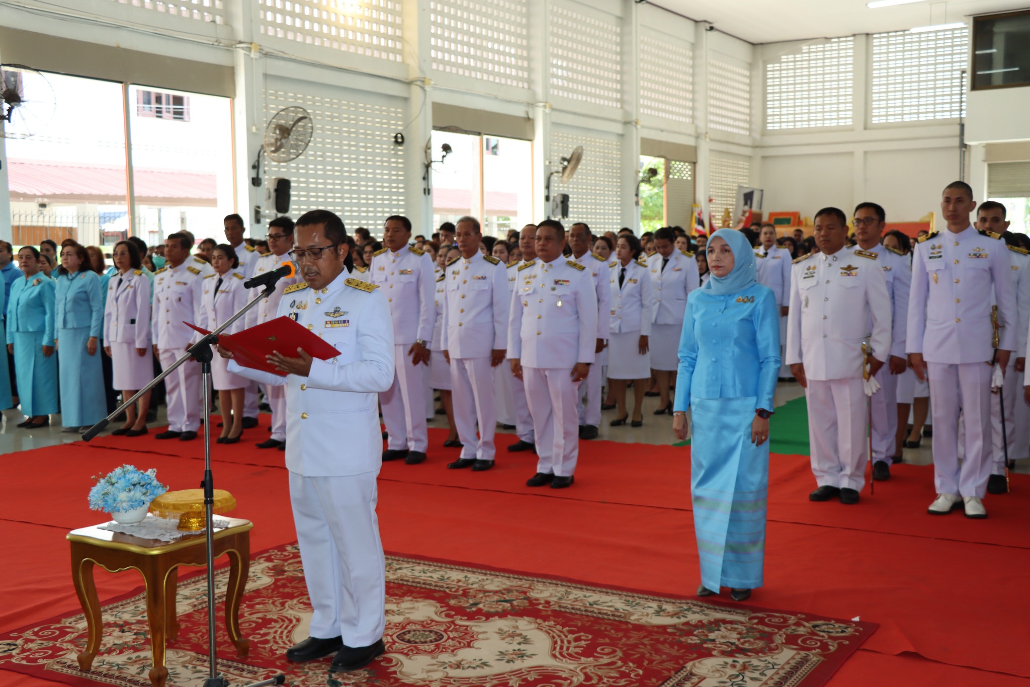 พิธีถวายเครื่องราชสักการะ วางพานพุ่มและจุดเทียนถวายพระพรชัยมงคล ถวายความเคารพหน้าพระฉายาลักษณ์สมเด็จพระนางเจ้าสิริกิติ์ พระบรมราชินีนาถ พระบรมราชชนนีพันปีหลวง เนื่องในโอกาสวันเฉลิมพระชนมพรรษา ๑๒ สิงหาคม ๒๕๖๗