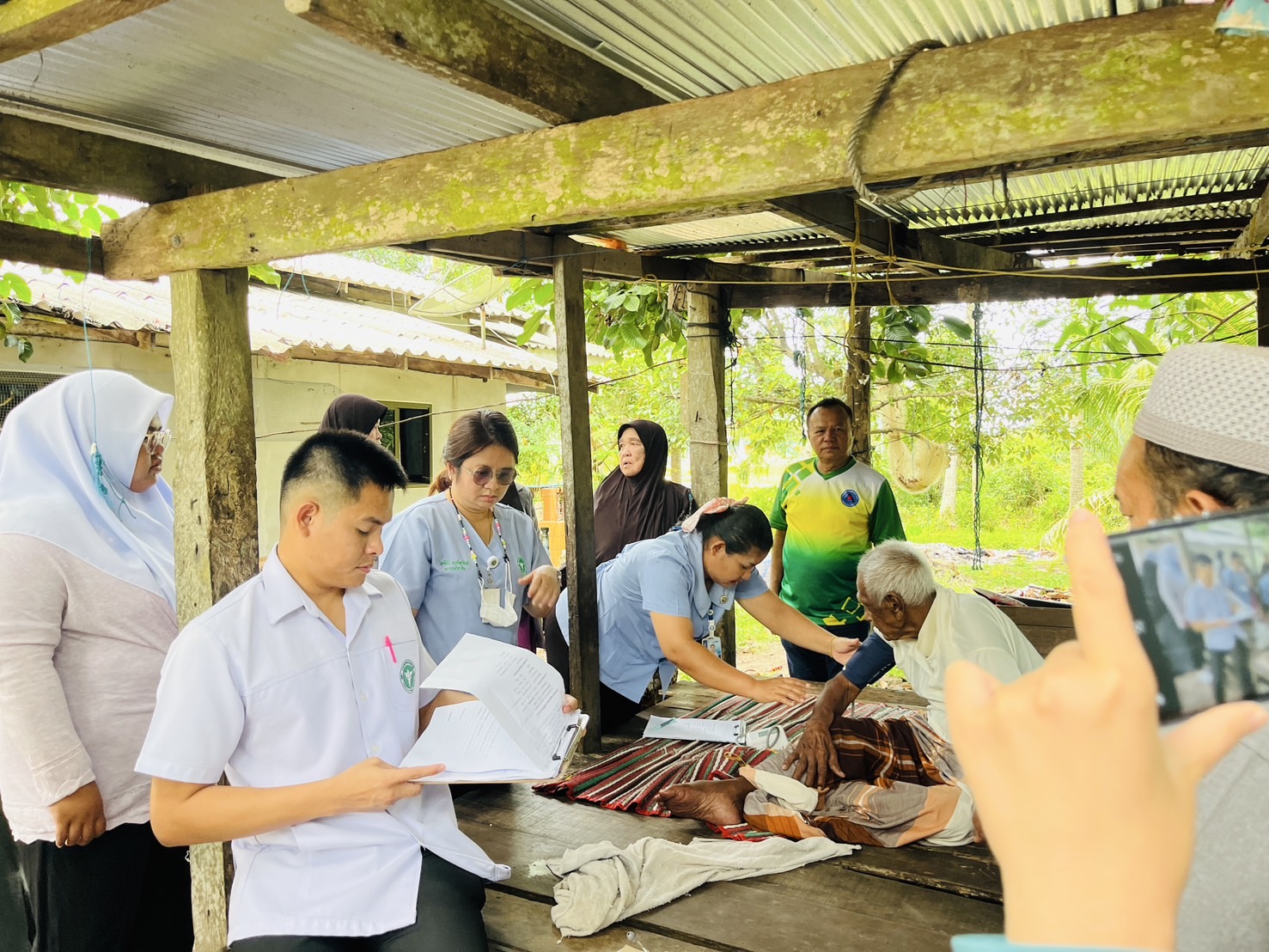 ลงพื้นที่ประเมินอาการผู้ป่วยเรื้อรังพร้อมออกใบรับรองความพิการให้กับผู้ป่วยที่มีภาวะป่วยติดบ้านและติดเตียง ในเขตพื้นที่เทศบาลเมืองตากใบ