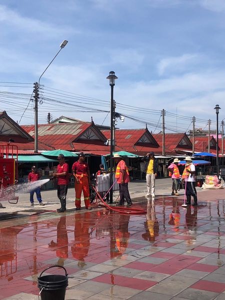 ได้ปฏิบัติหน้าที่นำรถฉีดล้างทำความสะอาดคราบถ่ายน้ำมันเครื่อง บริเวณท่าเรือรัชดาภิเษก(กาแลตาบา) เพื่อให้เกิดความสะอาดและเป็นระเบียบเรียบร้อย