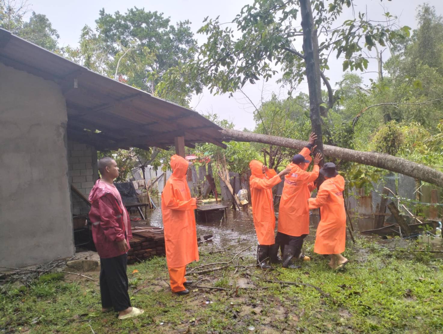 งานป้องกันและบรรเทาสาธารณภัย(ศูนย์ชลธาราและศูนย์วารี) สำนักปลัดเทศบาล ได้ออกทำการตัดต้นไม้ที่หักโค่น ล้มทับบ้านเรือนประชาชน