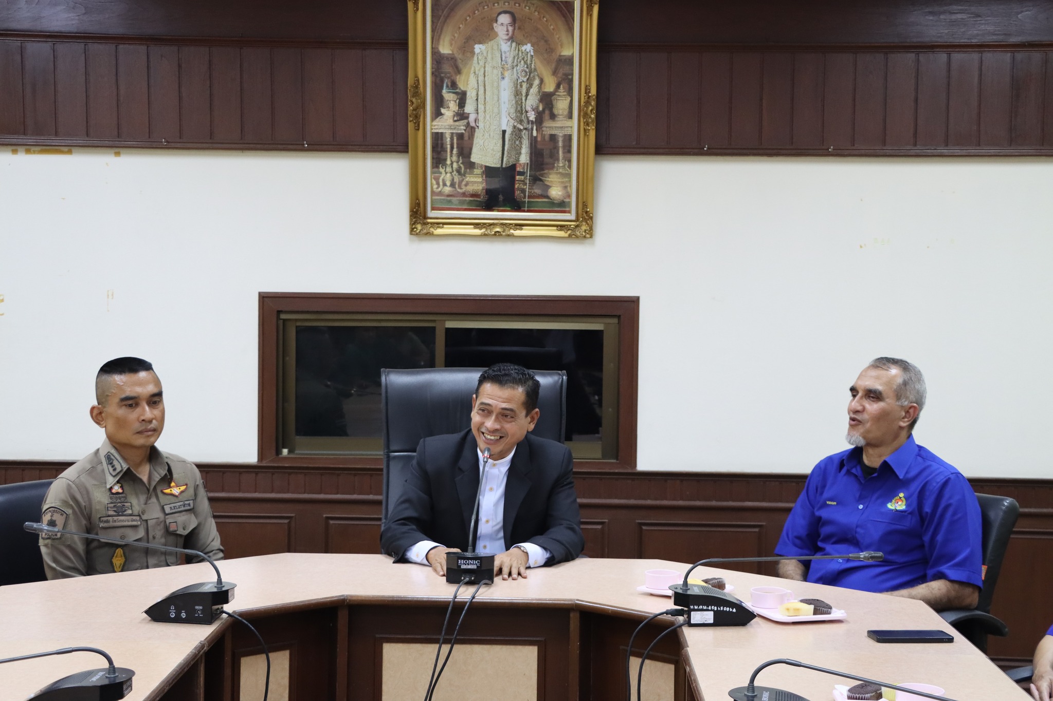 ให้การต้อนรับ Mohamed Yusoff Khan Bin Mohd Hassan, Director of Immigration Kelantan ผู้อำนวยการกองตรวจคนเข้าเมืองรัฐกลันตัน ประเทศมาเลเซีย