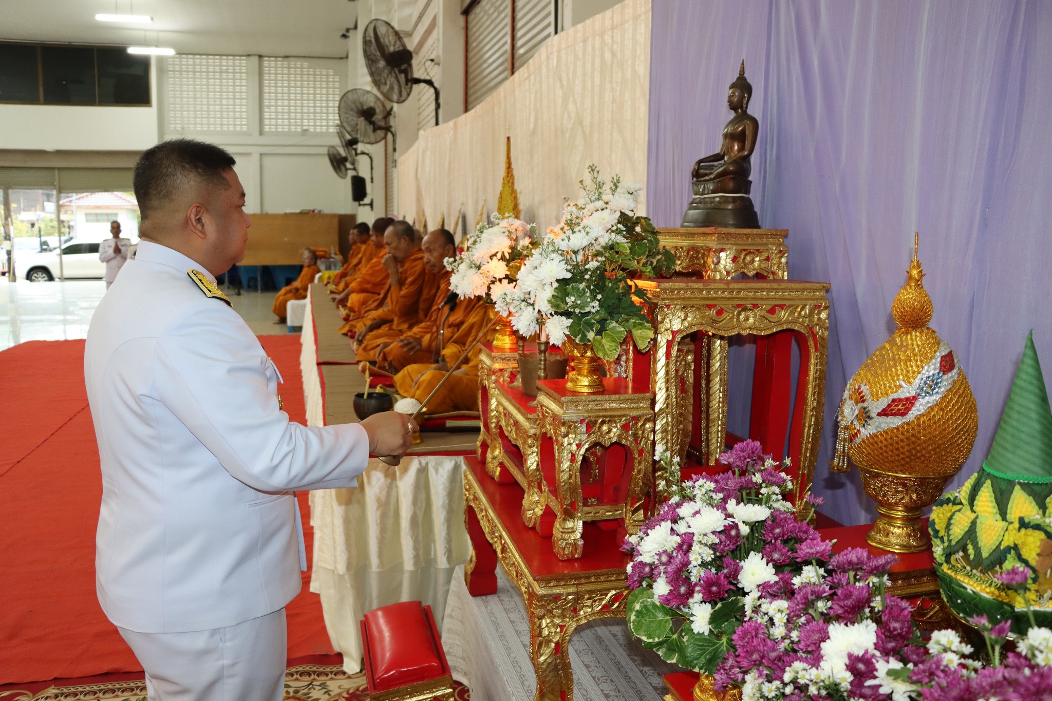 พิธีทำบุญตักบาตร ข้าวสาร อาหารแห้งแด่พระภิกษุสงฆ์ ถวายเป็นพระราชกุศล เนื่องในโอกาสวันคล้ายวันพระราชสมภพ สมเด็จพระกนิษฐาธิราชเจ้า กรมสมเด็จพระเทพรัตนราชสุดาฯ สยามบรมราชกุมารี