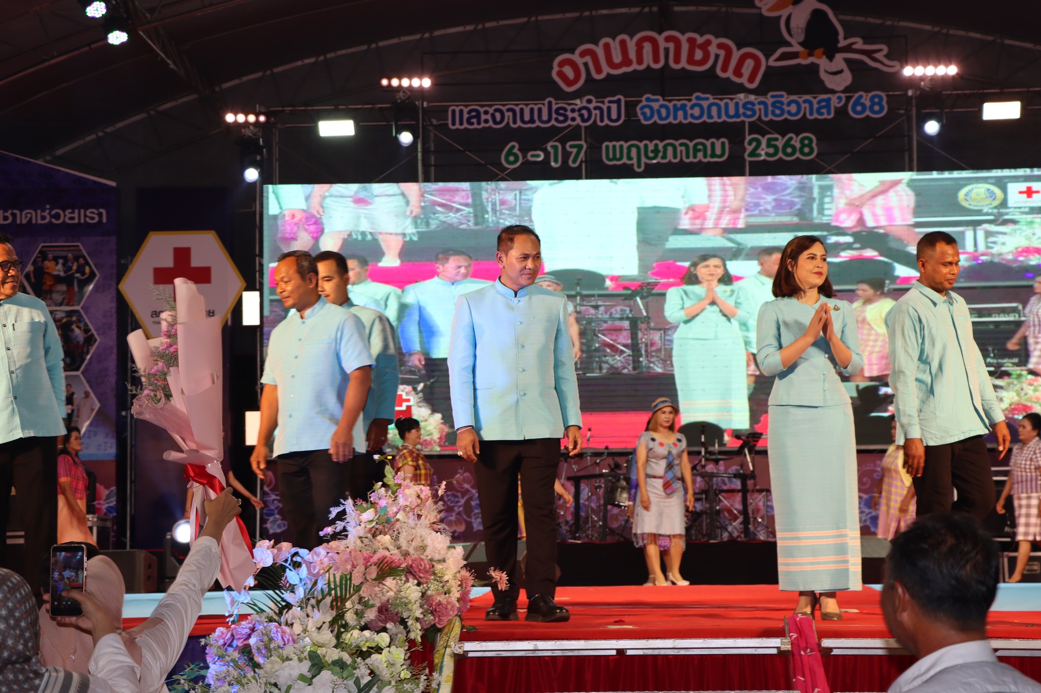 ร่วมงานกาชาดและงานประจำปีจังหวัดนราธิวาส ประจำปี 2568 ทั้งนี้ ได้ชมนิทรรศการของหน่วยงานราชการ บนพื้นฐานของแนวคิด "นิทรรศการสร้างงาน สร้างอาชีพ สร้างสุขภาพ และสร้างสุข เทคโนโลยีทันสมัยและมีนวัตกรรม"