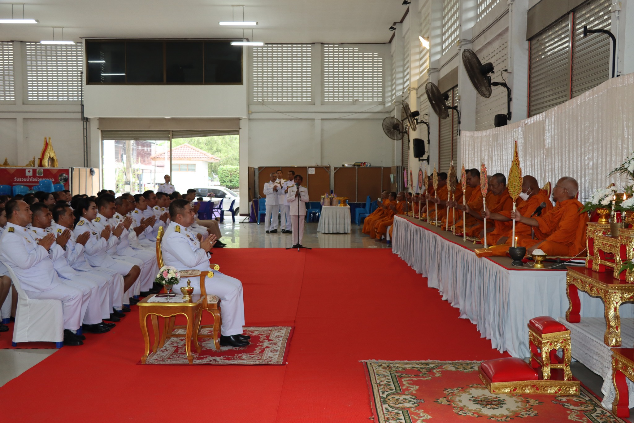 พิธีทำบุญตักบาตร ข้าวสาร อาหารแห้งแด่พระภิกษุสงฆ์ ถวายพระราชกุศล เนื่องในโอกาสเฉลิมพระชนมพรรษา สมเด็จพระนางเจ้าสุทิดา พัชรสุธาพิมลลักษณ พระบรมราชินี ประจำปีพุทธศักราช ๒๕๖๘