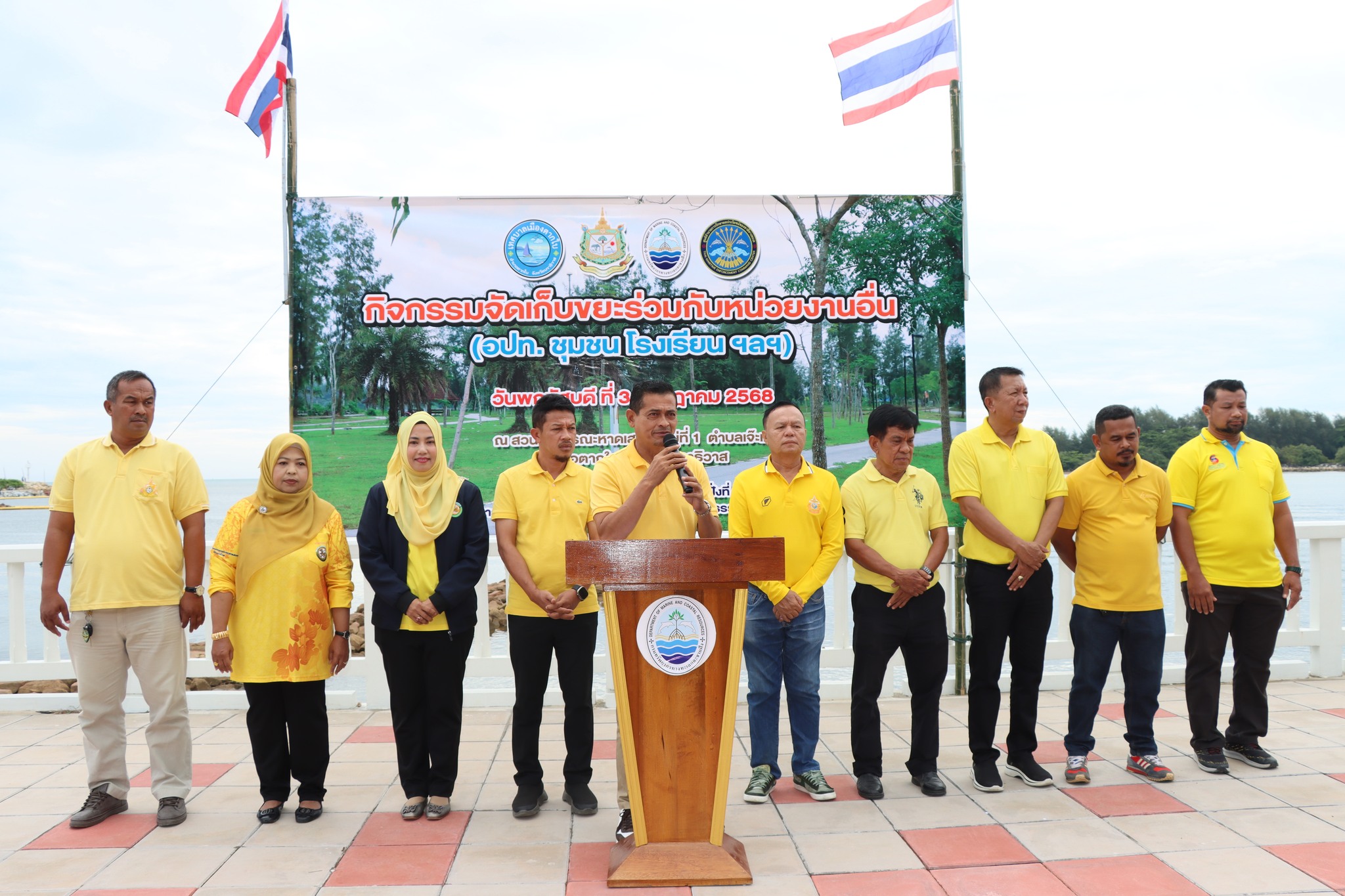 กิจกรรมจัดเก็บขยะร่วมกับหน่วยงานอื่น ที่ตกค้างในระบบนิเวศต่างๆ โดยมุ่งเน้นการมีส่วนร่วมของ อปท. ชุมชน โรงเรียน ฯลฯ ของสำนักงานทรัพยากรทางทะเลและชายฝั่งที่ 9