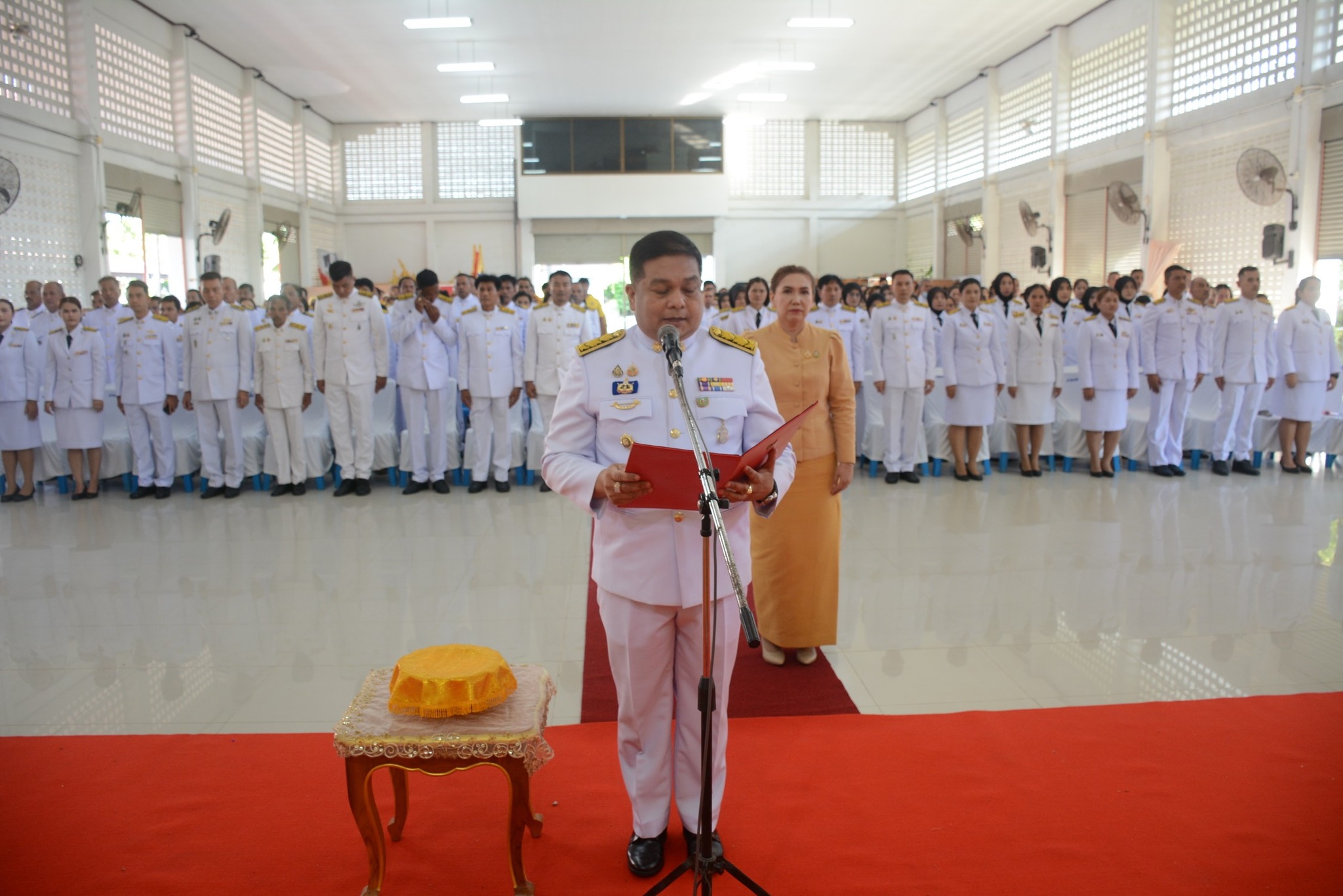 ร่วมพิธีถวายเครื่องราชสักการะ ลงนามถวายพระพรชัยมงคล วางพานพุ่มและจุดเทียนถวายพระพรชัยมงคล