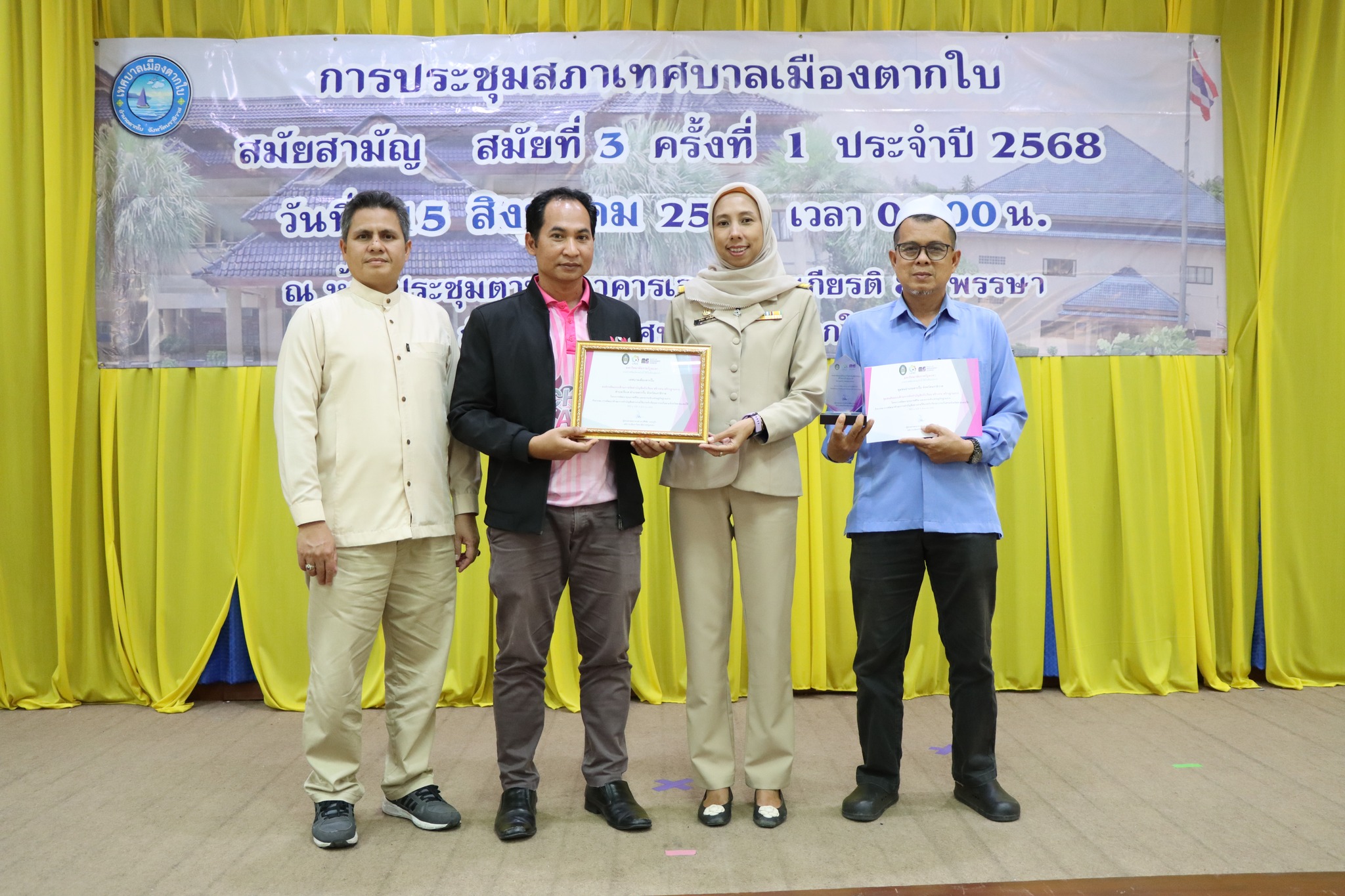 ให้การต้อนรับคณะอาจารย์จากมหาวิทยาลัยราชภัฏยะลา ที่ได้มามอบประกาศนียบัตรให้กับเทศบาลเมืองตากใบ และตัวแทนจากแต่ละชุมชนในเขตเทศบาลเมืองตากใบ
