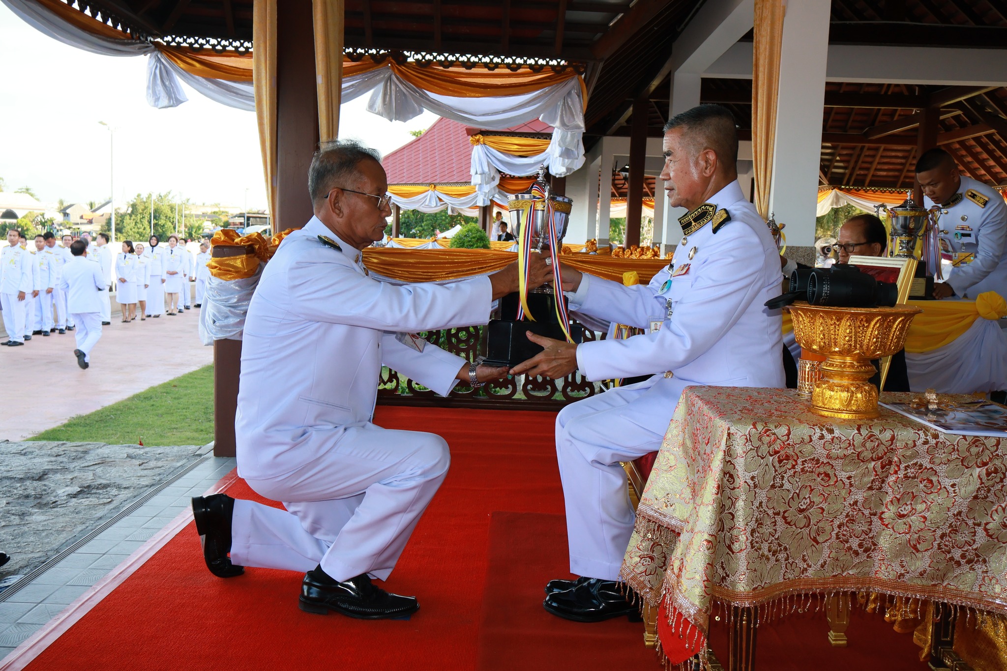 เข้ารับถ้วยรางวัลชนะเลิศ อันดับที่ 1 ประเภทเรือยอกอง พร้อมรับของที่ระลึก ในการแข่งขันเรือชิงถ้วยพระราชทานหน้าพระที่นั่ง งานของดีเมืองนรา ประจำปี 2568