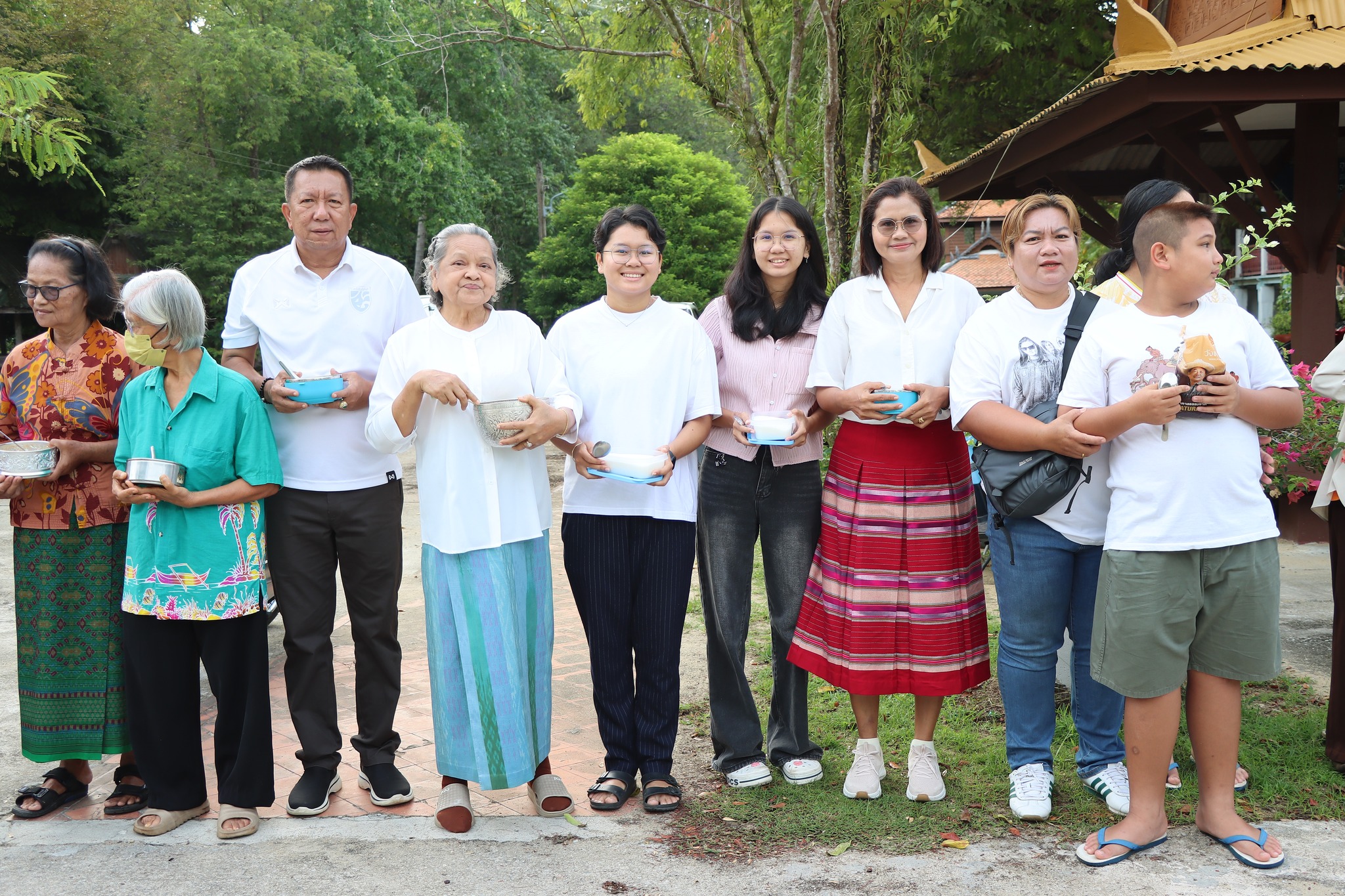ร่วมพิธีทำบุญตักบาตรเทโว เนื่องในโอกาสวันออกพรรษาอันเป็นวันสำคัญทางพระพุทธศาสนา