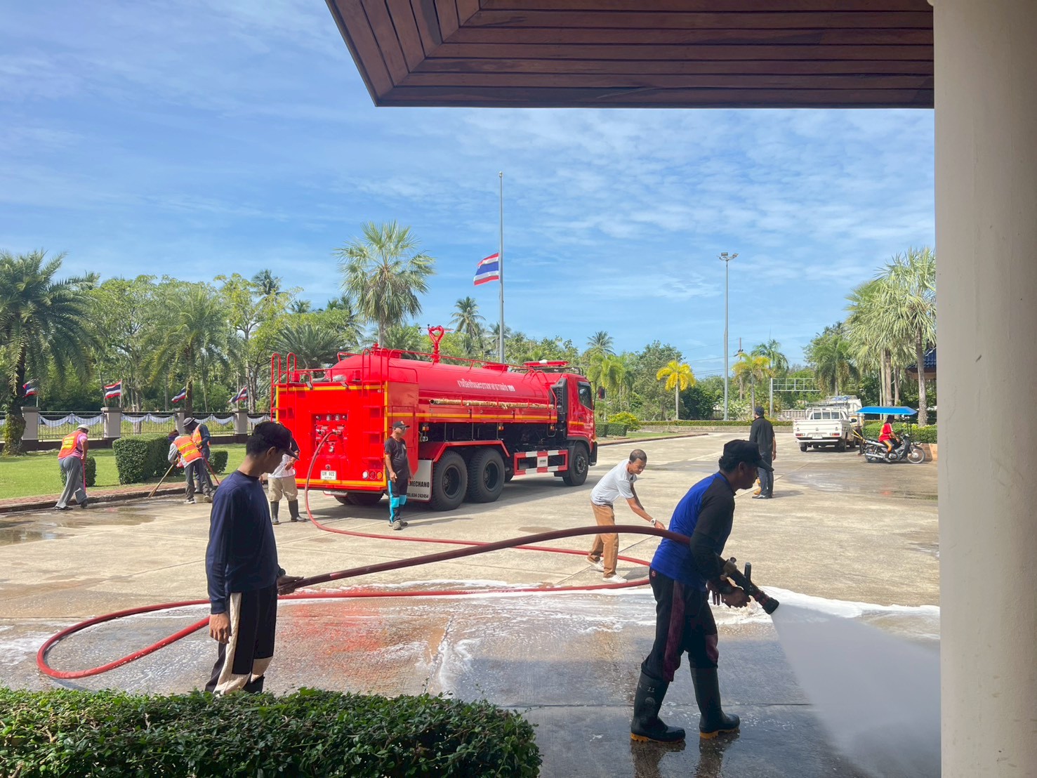 กองสาธารณสุขและสิ่งแวดล้อม ร่วมกับเจ้าหน้าที่งานป้องกันและบรรเทาสาธารณภัย เทศบาลเมืองตากใบ ได้นำรถบรรทุกน้ำทำการฉีดล้างทำความสะอาด บริเวณหน้าอาคารเฉลิมพระเกียรติ 84 พรรษา