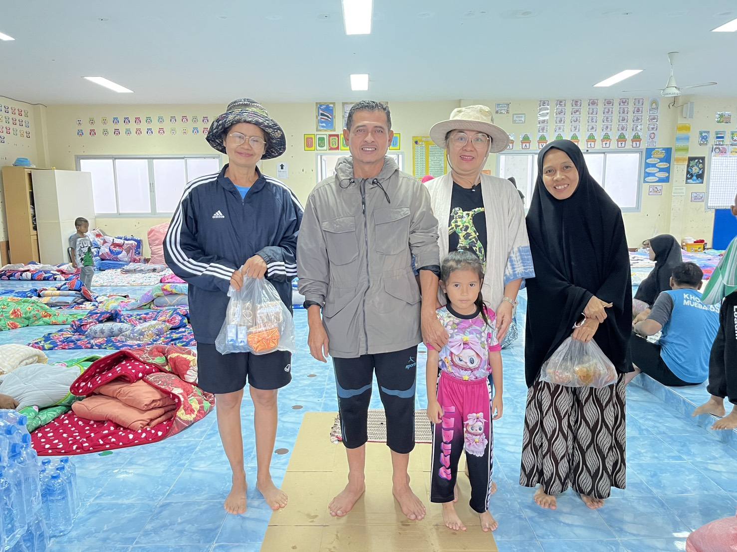 ปลัดเทศบาลเมืองตากใบ ได้ลงพื้นที่พบปะพูดคุยและเยี่ยมเยียนพร้อมให้กำลังใจผู้ประสบภัยน้ำท่วม