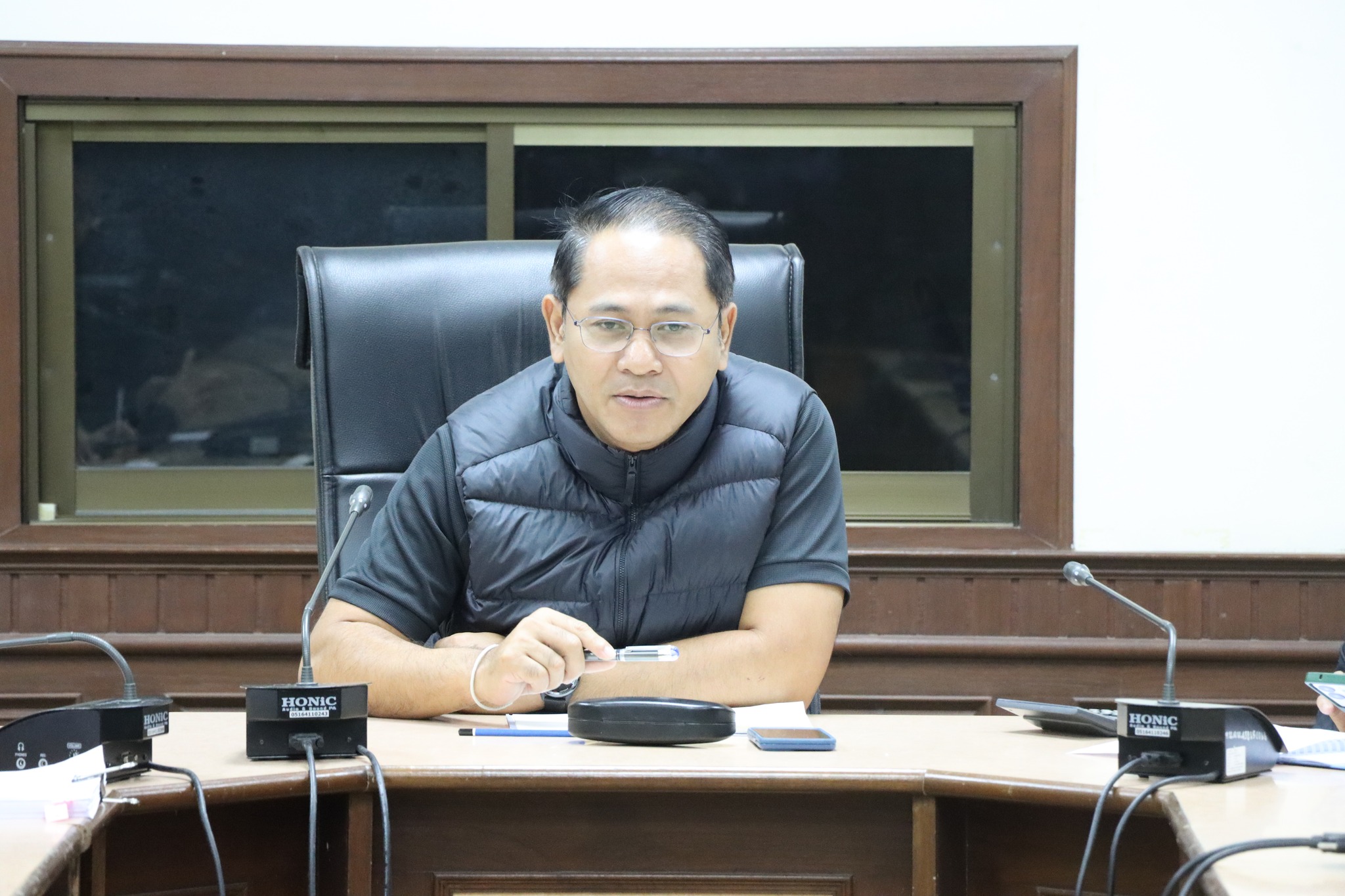 ประชุมหารือเพื่อเตรียมแผนการที่จะให้ความช่วยเหลือประชาชนที่ประสบภัยน้ำท่วมในเบื้องต้น