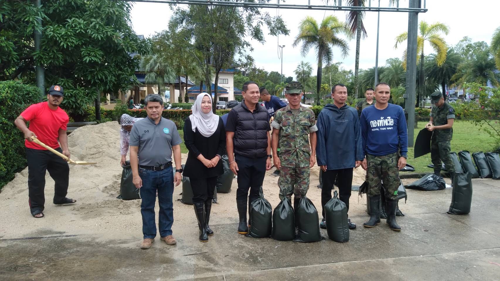 รับมอบถุงกระสอบทราย จากทีมทหารเรือ เพื่อที่จะบรรจุทรายและให้ความช่วยเหลือประชาชนในพื้นที่ รวมถึงการป้องกันน้ำท่วมและสร้างเป็นแนวกั้นน้ำตามบ้านเรือนของพี่น้องประชาชน โดยมีสมาชิกสภาเทศบาล ร่วมรับมอบในครั้งนี้ด้วย ณ ศูนย์วารี เทศบาลเมืองตากใบ
