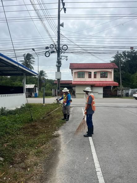 กองสาธารณสุขและสิ่งแวดล้อม เทศบาลเมืองตากใบ ออกปฏิบัติหน้าที่ตัดหญ้าและทำความสะอาดริมถนน ซอยบริการพัฒนา(ชุมชนตาบาฮีเล)