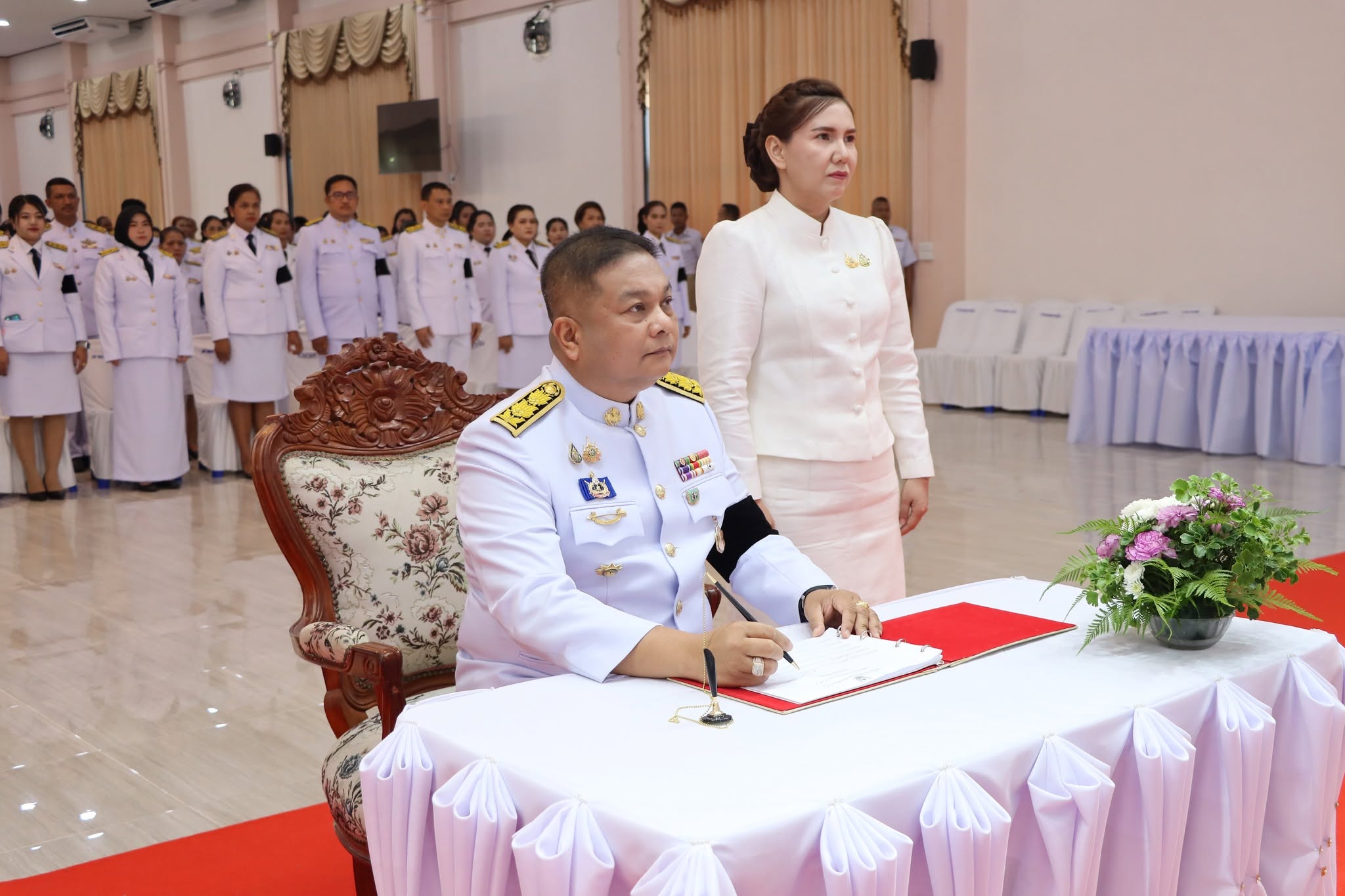 พิธีลงนามถวายพระพร ถวายเครื่องราชสักการะ วางพานพุ่มและจุดเทียนถวายพระพรชัยมงคล ถวายความเคารพเบื้องหน้าพระฉายาลักษณ์สมเด็จพระนางเจ้าฯ พระบรมราชินี