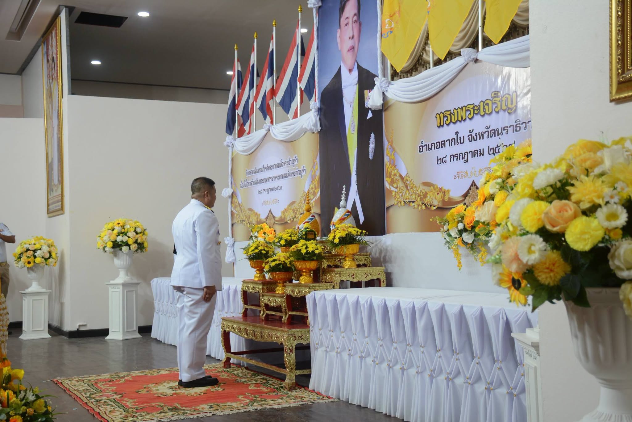 ร่วมพิธีถวายเครื่องราชสักการะ ลงนามถวายพระพรชัยมงคล วางพานพุ่มและจุดเทียนถวายพระพรชัยมงคล ถวายความเคารพเบื้องหน้าพระฉายาลักษณ์ เนื่องในโอกาสวันเฉลิมพระชนมพรรษาพระบาทสมเด็จพระเจ้าอยู่หัว ๒๘ กรกฎาคม ๒๕๖๙