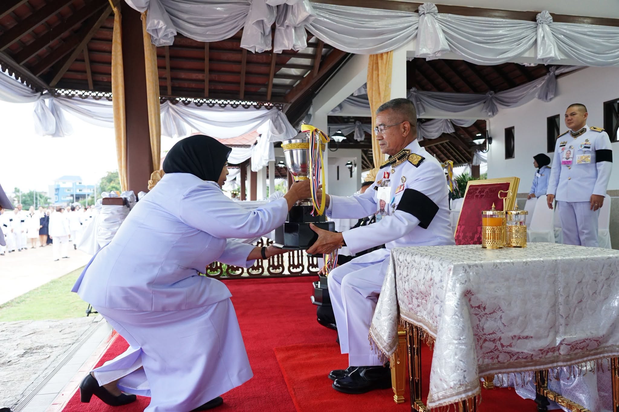 เข้ารับถ้วยรางวัลชนะเลิศ อันดับที่ 1 ประเภทเรือยอกอง ในการแข่งขันเรือชิงถ้วยพระราชทานหน้าพระที่นั่ง งานของดีเมืองนรา ประจำปี 2569