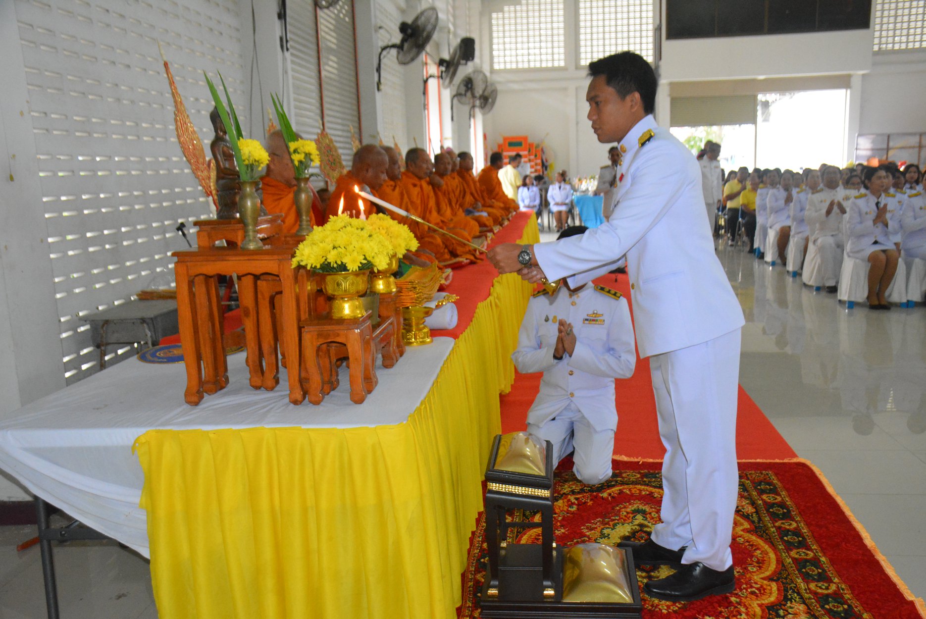  พิธีถวายพานพุ่มดอกไม้และพิธีถวายบังคม หน้าพระบรมฉายาลักษณ์ สมเด็จพระบรมชนกาธิเบศ<br>มหาภูมิพลอดุลยเดชมหาราช