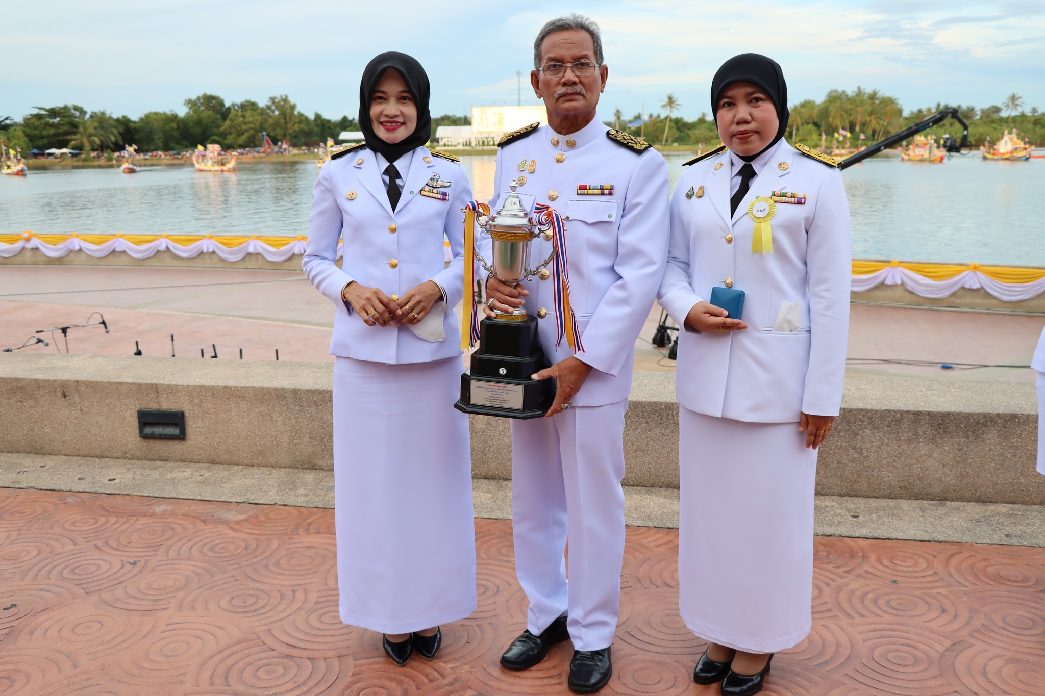 รับถ้วยรางวัลรองชนะเลิศ อันดับ 1 ประเภทเรือยอกอง พร้อมของที่ระลึก ในการแข่งขันเรือชิงถ้วยพระราชทานหน้าพระที่นั่ง งานของดีเมืองนรา ประจำปี 2565